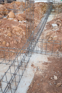 生锈的钢棒梁和柱在施工现场的钢棒照片