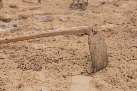 累了的憔悴农民用锄头在白色背景上的肖像亚当和夏娃锄头地球救济由