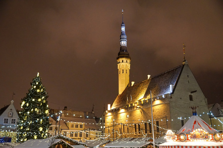爱沙尼亚塔林2016 年 1 月 3 日 市政厅广场 市政平台。在 2016 年 1 月 3 日晚上在爱沙尼亚首都塔林的