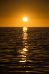 海面背景金色日出时图片