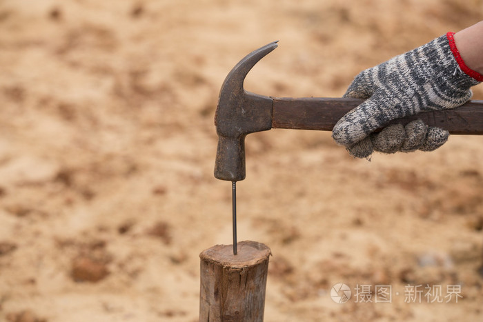 工人锤击钉入木头
