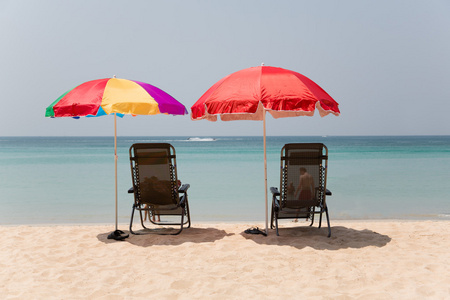 在一片沙滩上的太阳伞