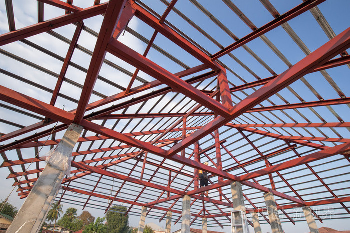 钢结构梁上屋顶的建筑住宅建设