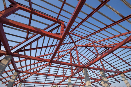 钢结构梁上屋顶的建筑住宅建设照片