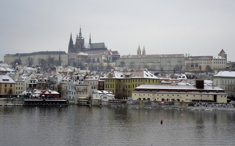 布拉格城堡与雪