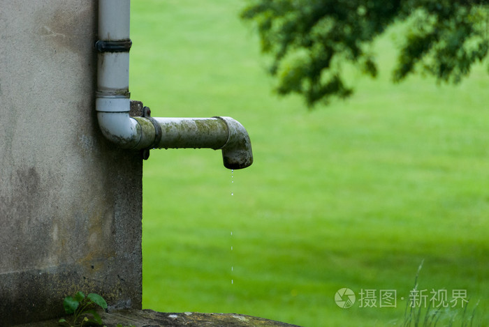 从雨水槽漏水照片 正版商用图片1luikt 摄图新视界 从雨水槽漏水照片 正版商用图片1luikt 摄图新视界