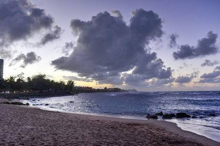 海滩和波多黎各 San Juan 的岩石