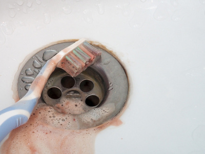 血淋淋的牙刷躺在洗脸盆里照片