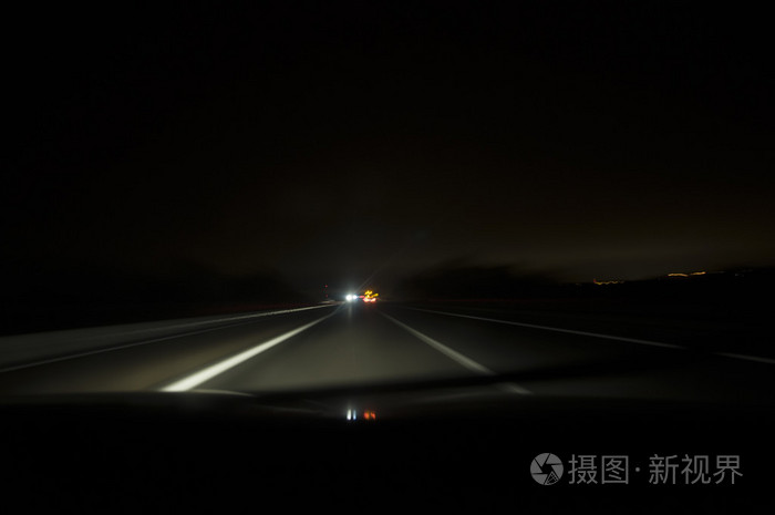 在夜行路上行驶运动模糊