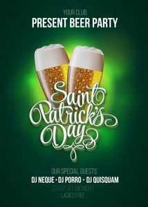 圣 Patrick 天海报。与书法标志和两个黄色的啤酒杯啤酒方绿色背景。矢量图