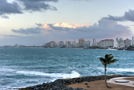 Candado，San Juan 波多黎各沿着海滩的视图