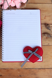 玫瑰和笔记本的情人节那天的心图片