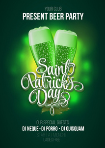 圣 Patrick 天海报。啤酒与书法标志和两个绿色的啤酒眼镜党绿色背景。矢量图