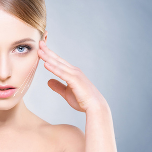 女孩摸她的头,用一只手照片