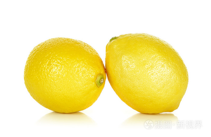 孤立在白色背景上的黄色柠檬