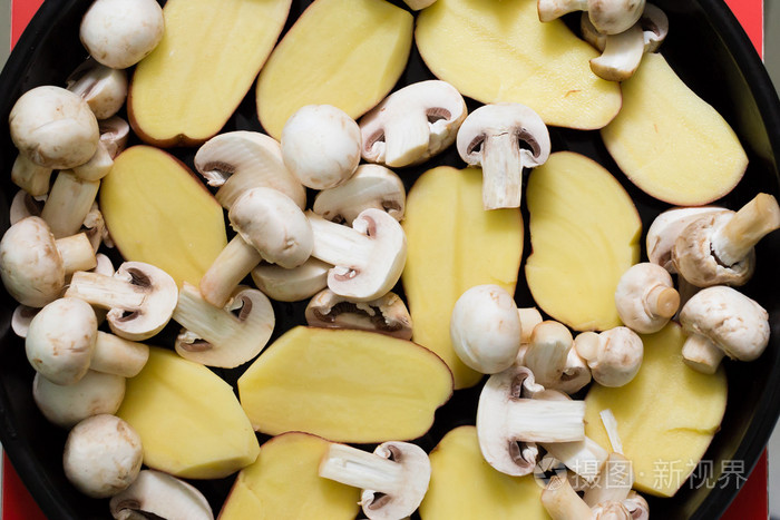 准备好烤的土豆蘑菇