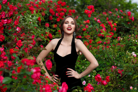 美丽的年轻女子，在白宫玫瑰花园，春天 ti 的肖像