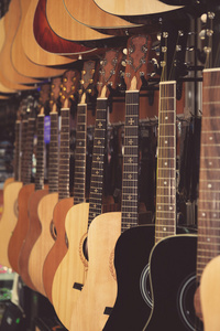 吉他在音乐商店