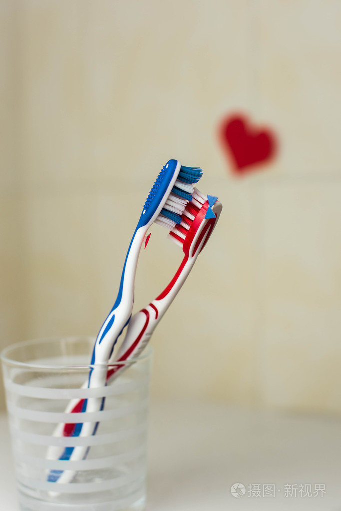 热恋中的两个牙刷的情侣.这表明圣情人节概念