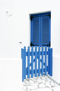 蓝色的窗口和门的房子