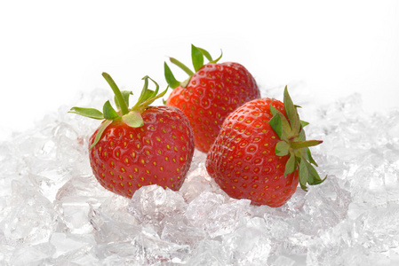 新鲜的草莓冰上