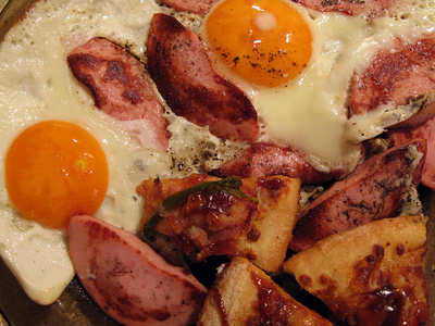 炒鸡蛋用香肠和胡椒粉图片