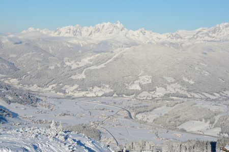 山峰和山谷在阿尔卑斯山的冬天