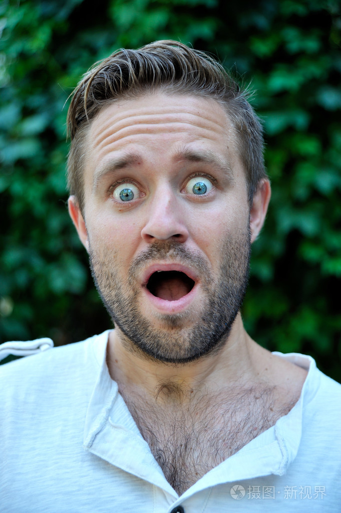 睁开眼睛表达的年轻人