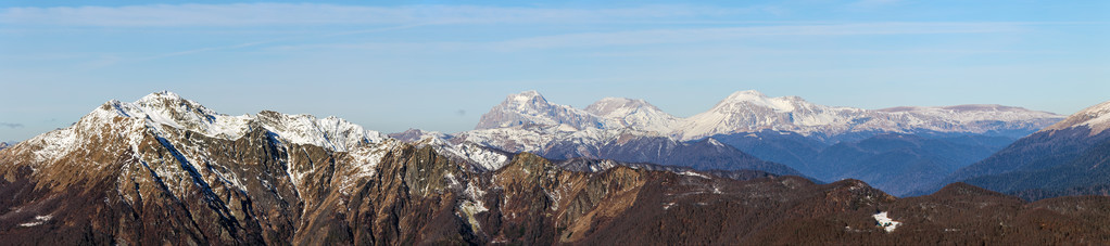 高加索山的全景