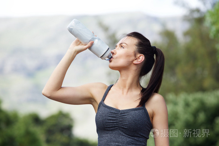 合适的年轻女人喝水