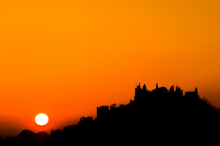 日落时分的城堡剪影