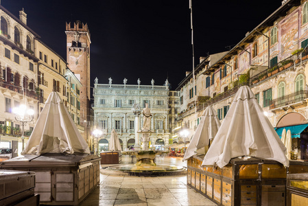 阿尔厄布在维罗纳夜未央的广场