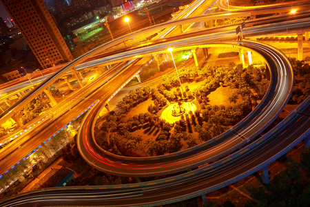 城市高架路夜景鸟瞰图