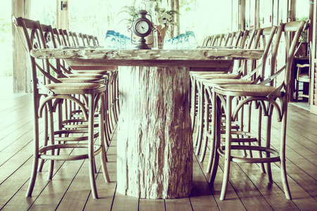 空的桌子和椅子在餐厅