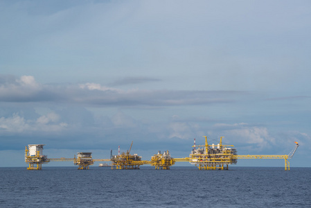 大的石油和天然气生产平台，在蓝蓝的天空与海洋