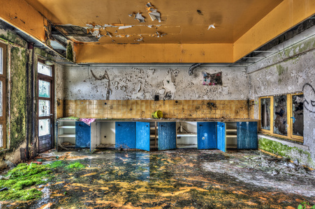 在一栋废弃建筑残旧的食堂照片