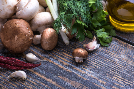 蘑菇 欧芹 莳萝 洋葱 橄榄油 香料木制的背景上有蘑菇的菜肴准备配料