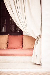 在摩洛哥风格的沙发上的枕头