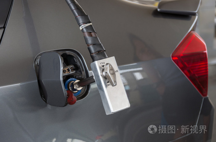 气嘴车在加油站加油