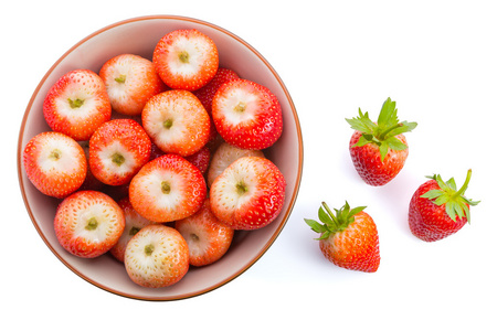红草莓成熟与少数白色桌上的碗里