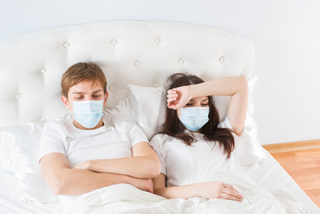 夫妇在床上痛苦普通感冒