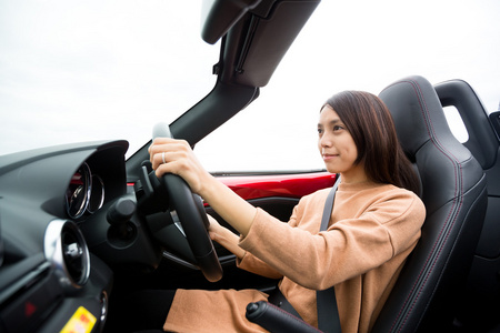 女人驾驶敞篷跑车车