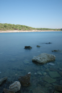 岩石海岸和清澈的海水在夏天的早晨在克洛蒂