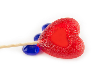 瓦伦丁天概念-糖糖果的形式在白色背景一个孤立的一颗心照片