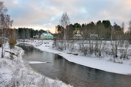 奥雷德兹河上的冬季雪景