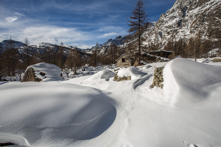 白雪皑皑的高山湖泊和村