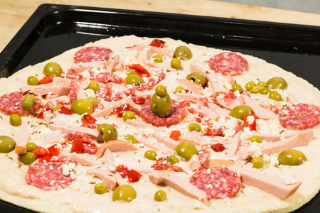 在烘板上烹饪自制披萨