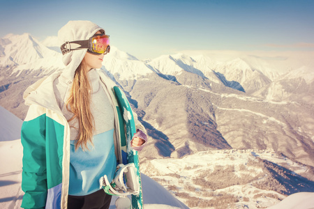 滑雪板。在雪山的体育女人