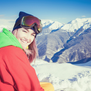 滑雪板。在雪山的体育女人