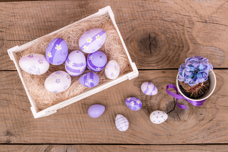 在木桌的复活节彩蛋